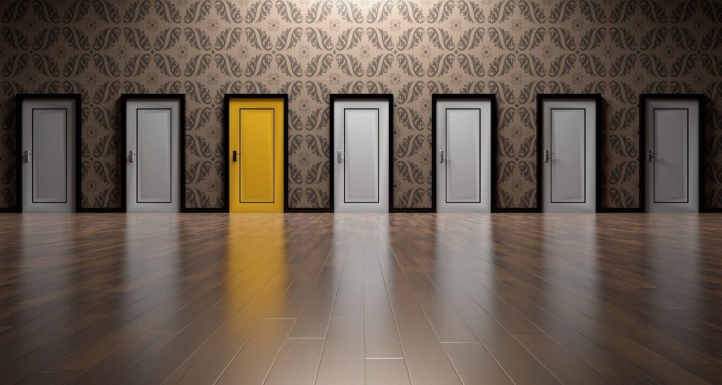 puertas de interior lacadas en blanco y amarillo
